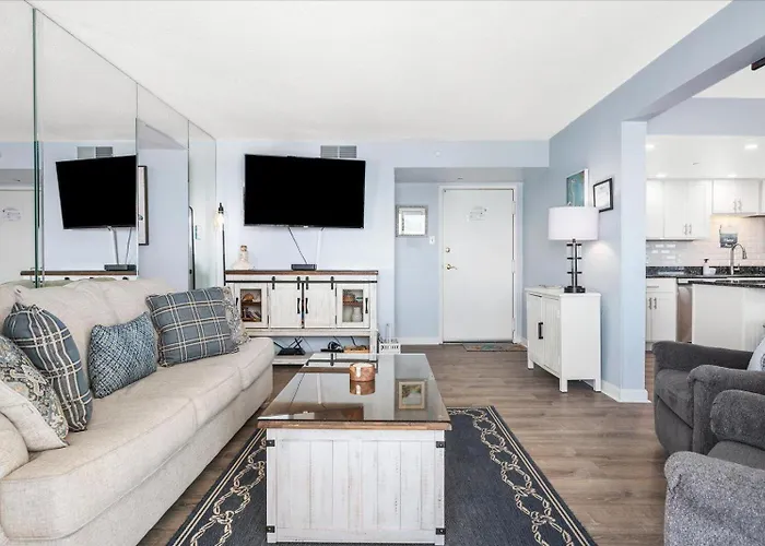 Gorgeous 2 Bedroom With Outdoor Pool And Ocean Views!
