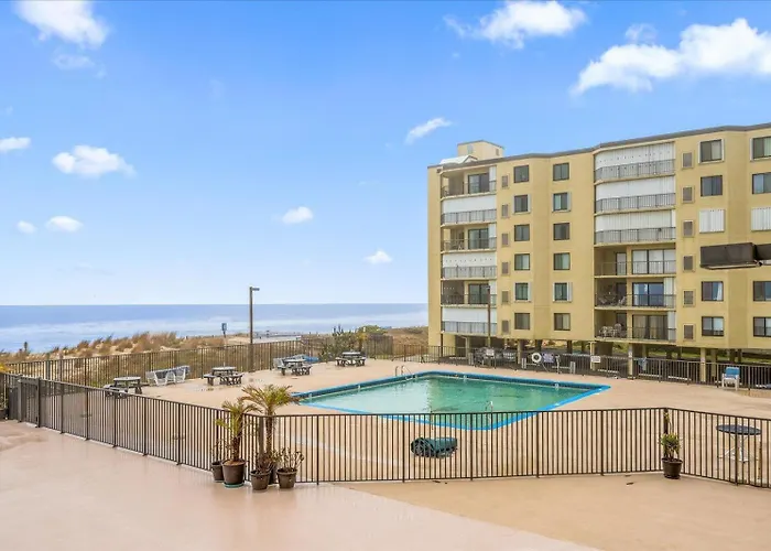 Gorgeous 2 Bedroom With Outdoor Pool And Ocean Views!